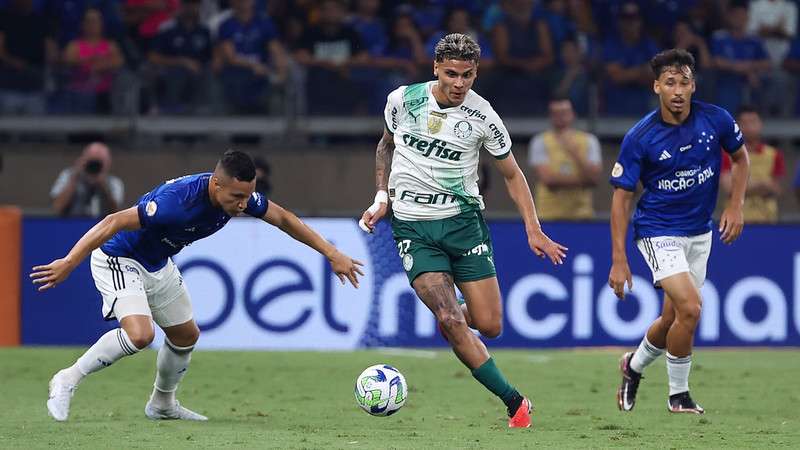Richard Ríos em disputa pelo Palmeiras contra o Cruzeiro, durante partida válida pela trigésima oitava rodada do Brasileirão 2023, no Mineirão.