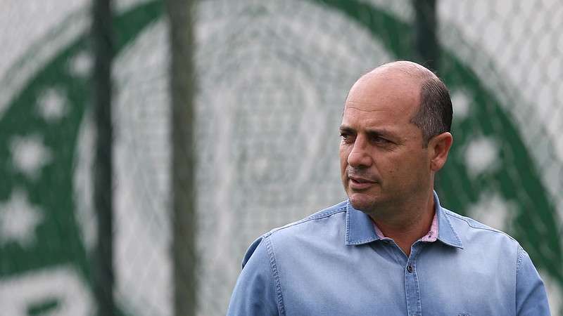 O gerente de futebol Cícero Souza durante treinamento do Palmeiras, na Academia de Futebol.