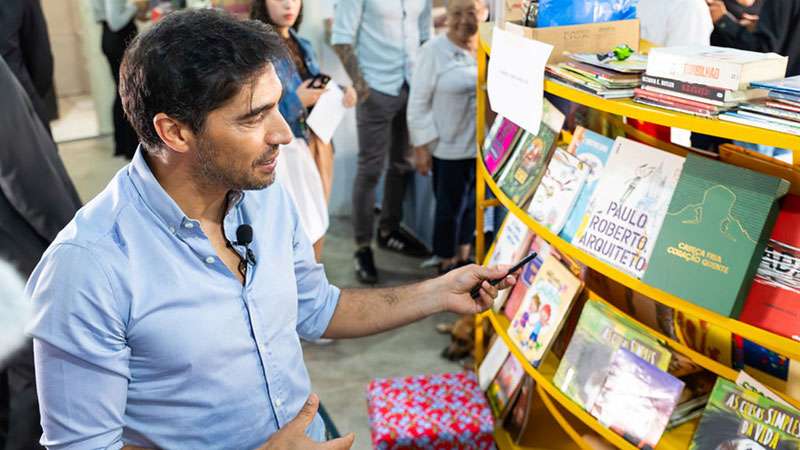 Abel Ferreira se tornou embaixador da Rede Nacional de Bibliotecas Comunitárias (RNBC) e visitou a Biblioteca Comunitária do Eucaliptos, localizada na ONG Cultura Familiar do Eucaliptos, em Santo André (SP).