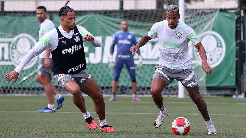Felizes, reforços treinam com bola e comentam primeiro dia no Palmeiras. Murilo e Caio Paulista durante treinamento do Palmeiras, na Academia de Futebol.