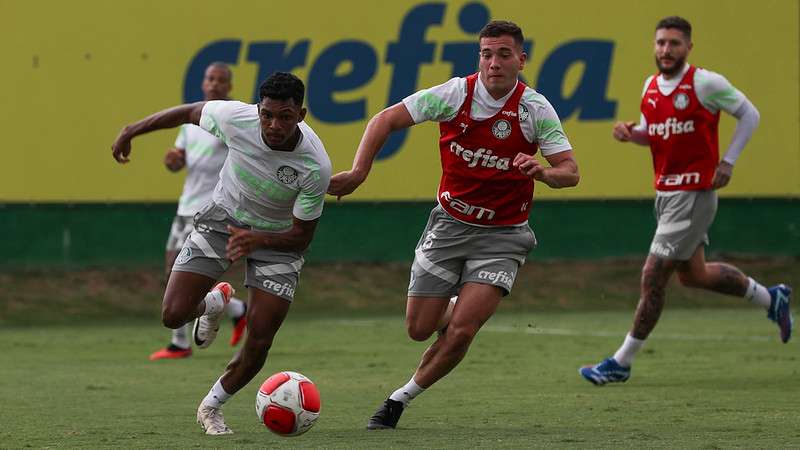 Luis Guilherme, Fabinho e Zé Rafael durante treinamento do Palmeiras, na Academia de Futebol.