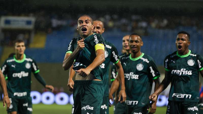 Atletas do Palmeiras comemoram gol contra o Oeste, em partida válida pela terceira rodada da primeira fase da Copa São Paulo de Futebol Júnior, na Arena Barueri, em Barueiri-SP.