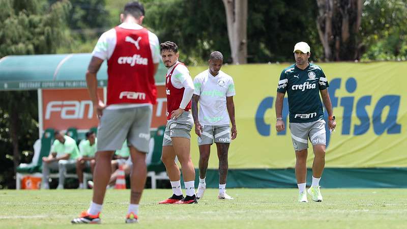 Abel Ferreira acompanha movimentação dos atletas durante treinamento do Palmeiras, na Academia de Futebol.
