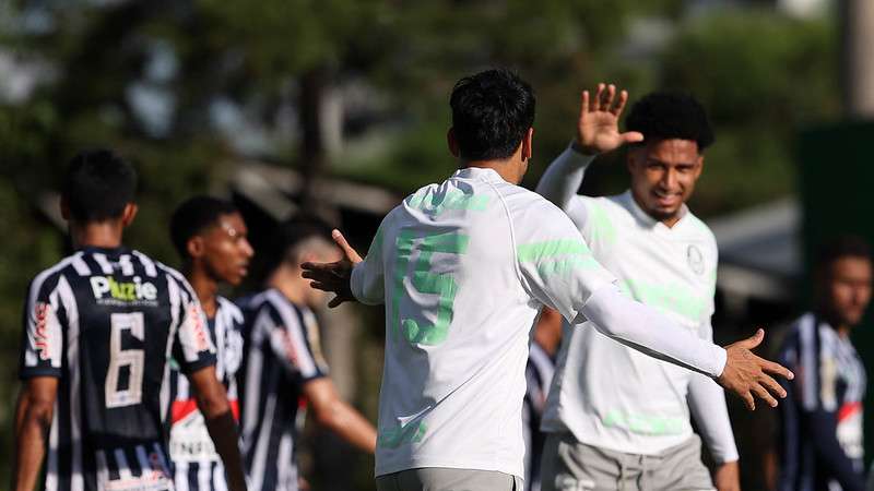 Gustavo Gómez e Murilo durante jogo-treino do Palmeiras contra o Lemense, na Academia de Futebol.