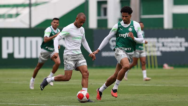 Mayke e Murilo durante treinamento do Palmeiras, na Academia de Futebol.