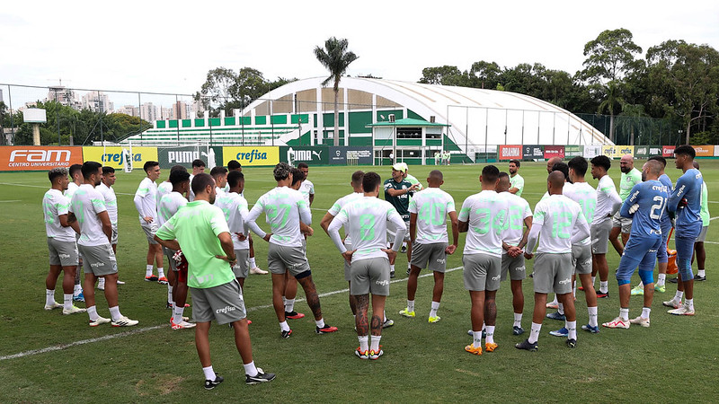 Abel Ferreira conversa com o elenco durante treinamento do Palmeiras, na Academia de Futebol.