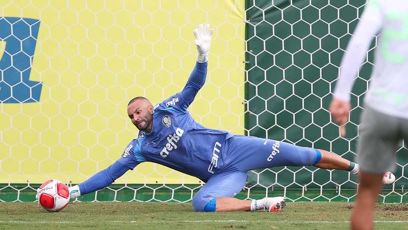 Weverton durante treinamento do Palmeiras na Academia de Futebol, em São Paulo-SP.
