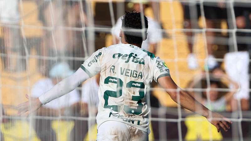 Raphael Veiga comemora gol pelo Palmeiras contra o Novorizontino, durante partida válida pela primeira rodada do Paulistão 2024, no Estádio Dr. Jorge Ismael de Biasi.