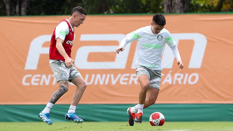 Aníbal Moreno e Eduard Atuesta durante treinamento do Palmeiras, na Academia de Futebol.