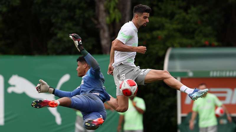 Flaco López e o goleiro Mateus durante treinamento do Palmeiras, na Academia de Futebol.