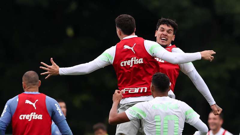 Piquerez e Gustavo Gómez durante treinamento do Palmeiras, na Academia de Futebol.