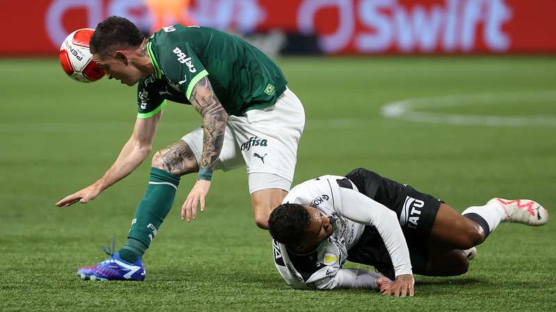 Anibal Moreno em disputa pelo Palmeiras contra a Internacional de Limeira, durante partida válida pela segunda rodada do Paulistão 2024, no Allianz Parque.