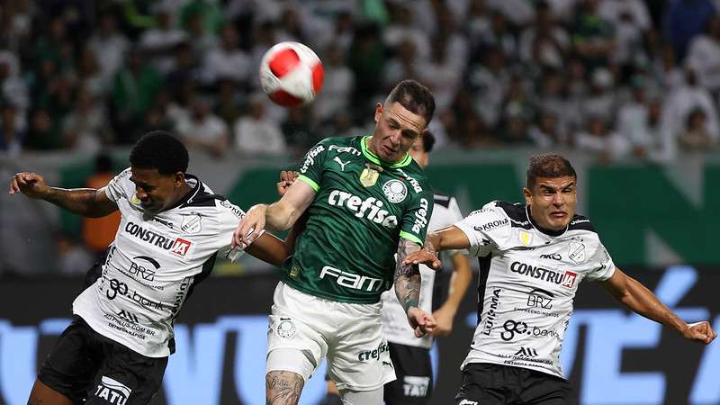 Anibal Moreno em disputa pelo Palmeiras contra a Internacional de Limeira, durante partida válida pela segunda rodada do Paulistão 2024, no Allianz Parque.