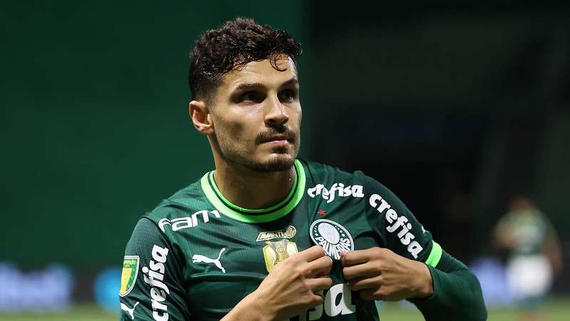 Raphael Veiga comemora seu gol pelo Palmeiras contra a Internacional de Limeira, durante partida válida pela segunda rodada do Paulistão 2024, no Allianz Parque.