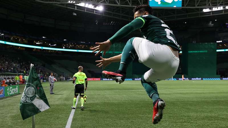 Raphael Veiga comemora seu gol pelo Palmeiras contra a Internacional de Limeira, durante partida válida pela segunda rodada do Paulistão 2024, no Allianz Parque.