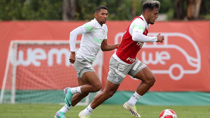 Rony e Gabriel Menino durante treinamento do Palmeiras, na Academia de Futebol.