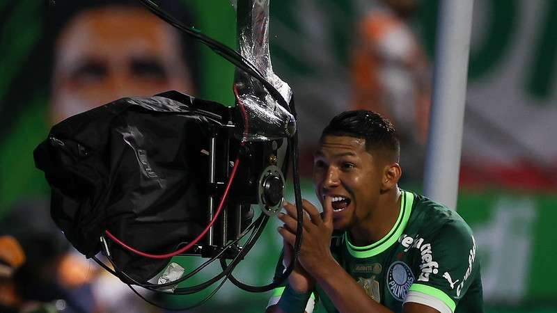 Rony comemora seu gol pelo Palmeiras contra a Internacional de Limeira, durante partida válida pela segunda rodada do Paulistão 2024, no Allianz Parque.