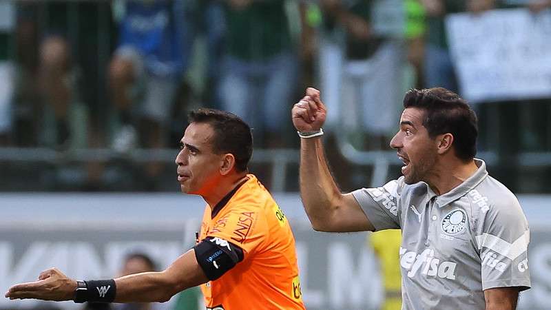 Abel Ferreira em jogo do Palmeiras contra o Santos, durante partida válida pela terceira rodada do Paulistão 2024, no Allianz Parque.