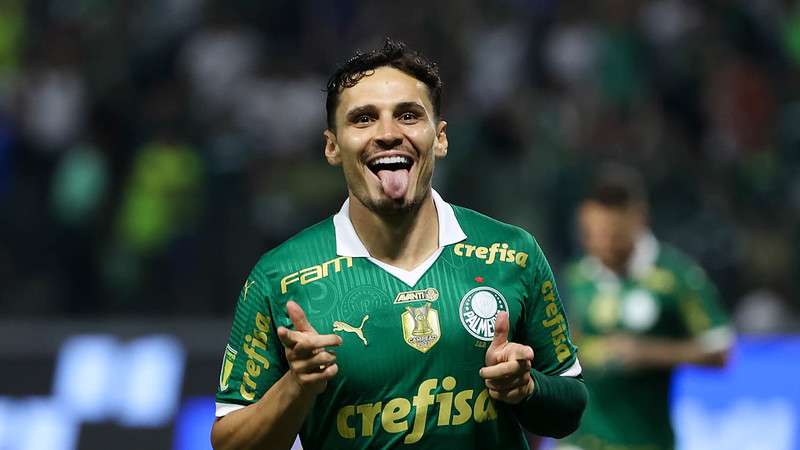 Raphael Veiga comemora seu gol pelo Palmeiras contra o Santos, durante partida válida pela terceira rodada do Paulistão 2024, no Allianz Parque.