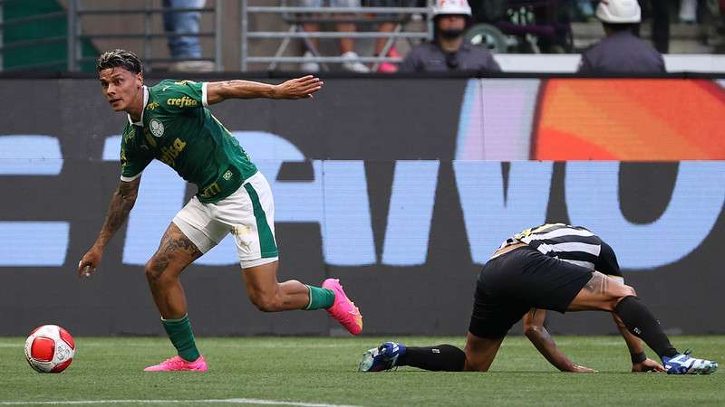 Richard Ríos em jogo do Palmeiras contra o Santos, durante partida válida pela terceira rodada do Paulistão 2024, no Allianz Parque.