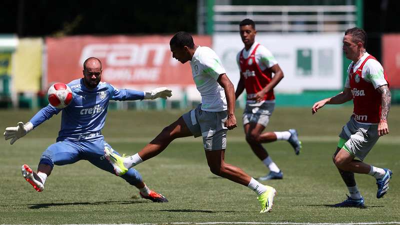 Atletas do Palmeiras durante treinamento na Academia de Futebol.