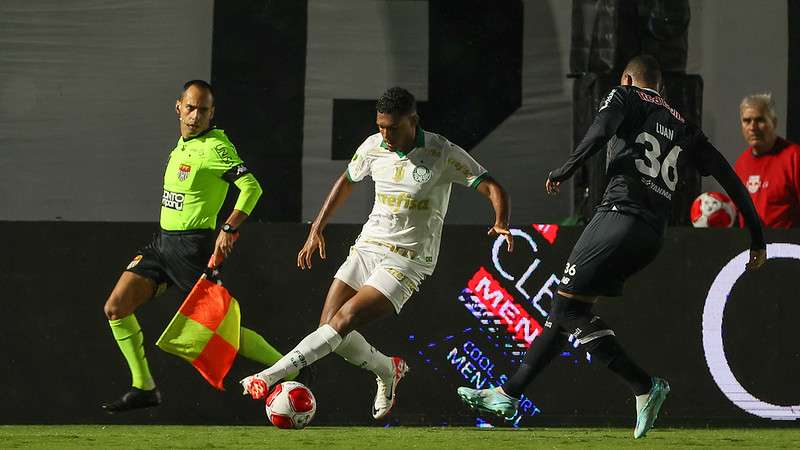 Luis Guilherme durante jogo pelo Palmeiras contra o Red Bull Bragantino, durante partida válida pela quarta rodada do Paulistão 2024, no estádio Nabi Abi Chedid, em Bragança Paulista-SP.