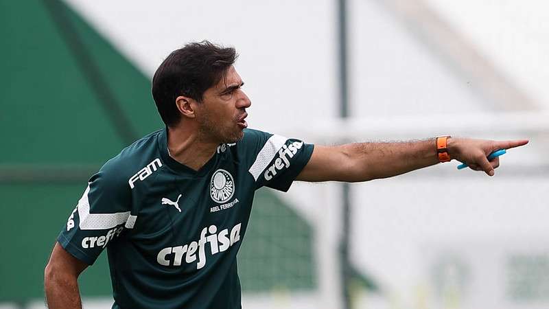 Abel Ferreira durante treinamento do Palmeiras na Academia de Futebol.