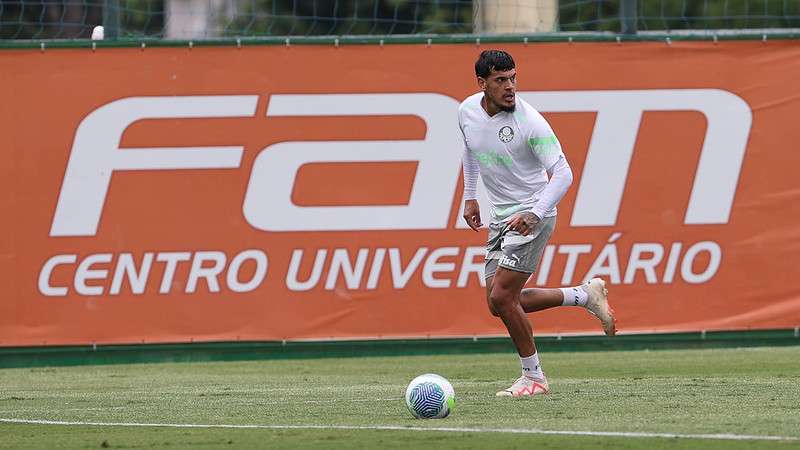 Gustavo Gómez durante treinamento do Palmeiras na Academia de Futebol.