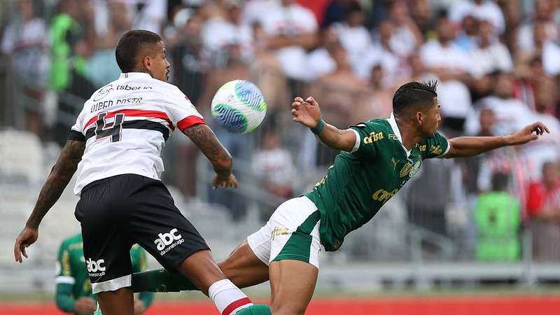 Rony em disputa pelo Palmeiras contra o SPFC, durante partida válida pela final da Supercopa Rei, no Mineirão.