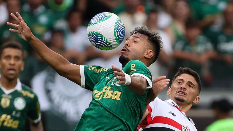 Gabriel Menino em disputa pelo Palmeiras contra o SPFC, durante partida válida pela final da Supercopa Rei, no Mineirão.