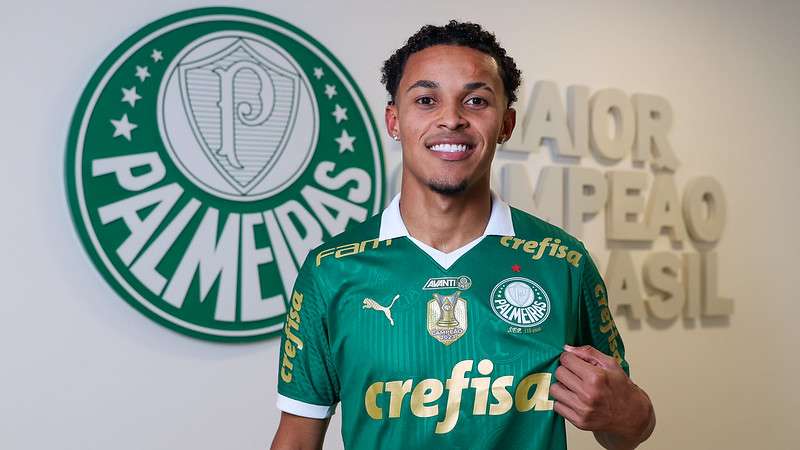 Lázaro é apresentado como mais novo jogador do Palmeiras, na Academia de Futebol, em São Paulo-SP.