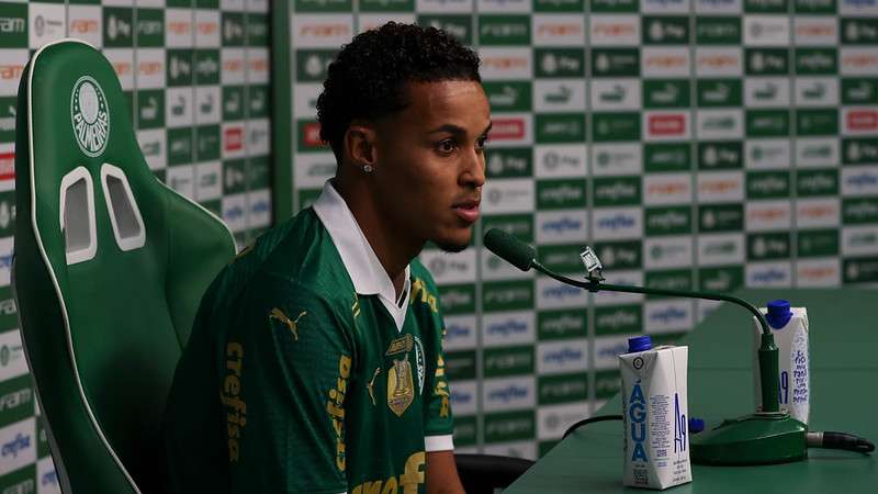 Lázaro é apresentado como mais novo atleta do Palmeiras, na Academia de Futebol.