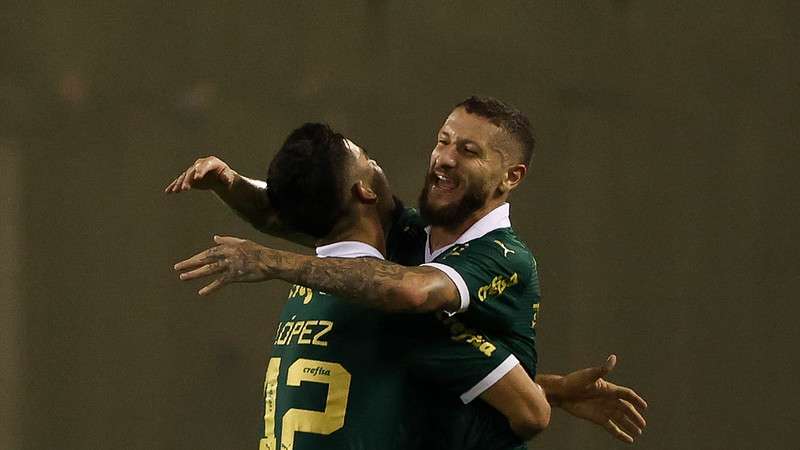 Zé Rafael e Flaco López comemoram gol do Palmeiras contra o Ituano, durante partida válida pela quarta rodada do Paulistão 2024, na Arena Barueri.