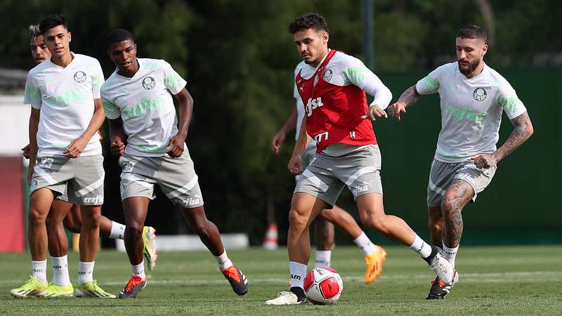 Raphael Veiga e Zé Rafael durante treinamento do Palmeiras, na Academia de Futebol.