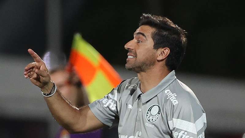 Abel Ferreira em jogo do Palmeiras contra o Santo André, durante partida válida pela quinta rodada do Paulistão 2024, no estádio Bruno José Daniel.