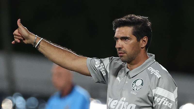 Abel Ferreira em jogo do Palmeiras contra o Santo André, durante partida válida pela quinta rodada do Paulistão 2024, no estádio Bruno José Daniel.