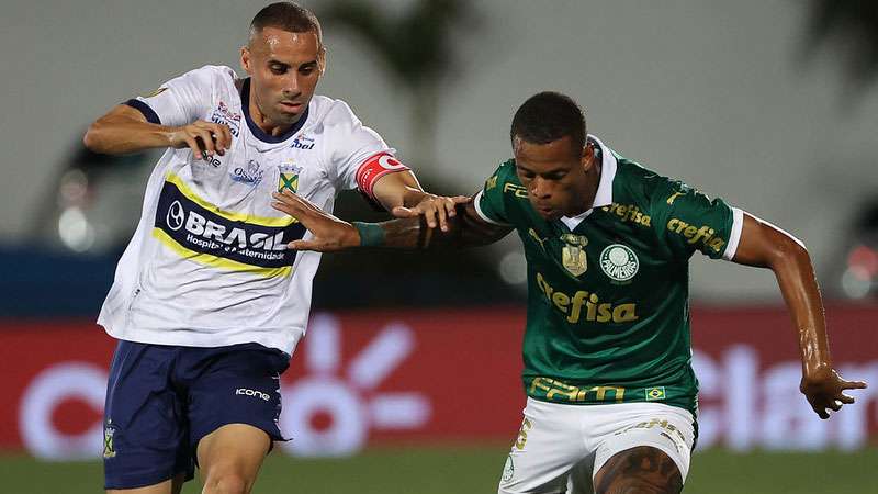 Caio Paulista em disputa pelo Palmeiras contra o Santo André, durante partida válida pela quinta rodada do Paulistão 2024, no estádio Bruno José Daniel.