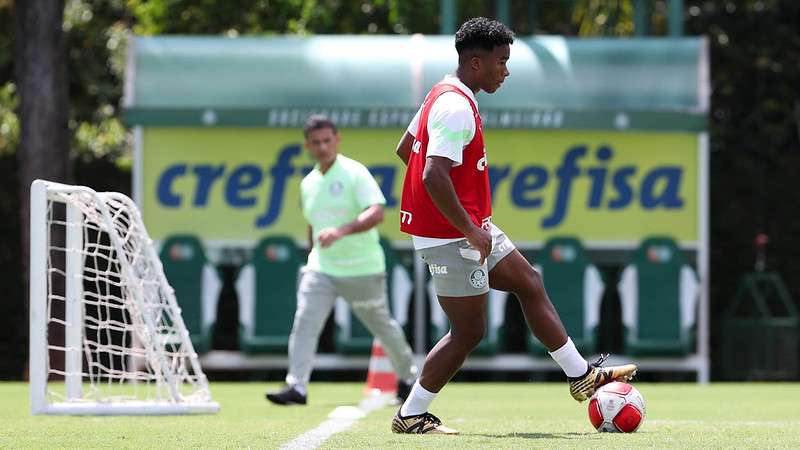 Endrick durante treinamento do Palmeiras, na Academia de Futebol.