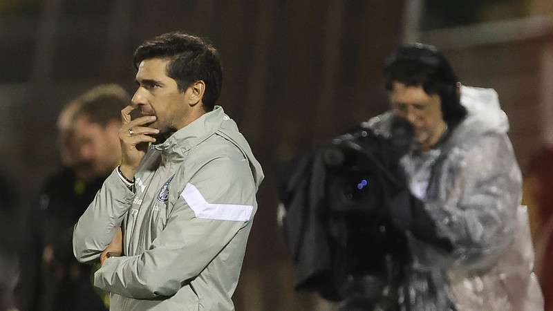 Abel Ferreira durante jogo pelo Palmeiras contra o São Bernardo, durante partida válida pela oitava rodada do Paulistão 2024, no estádio Municipal Primeiro de Maio.