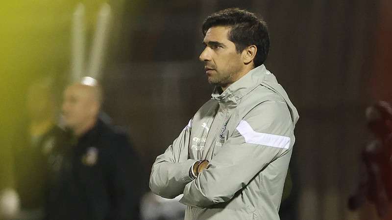 Abel Ferreira durante jogo pelo Palmeiras contra o São Bernardo, durante partida válida pela oitava rodada do Paulistão 2024, no estádio Municipal Primeiro de Maio.