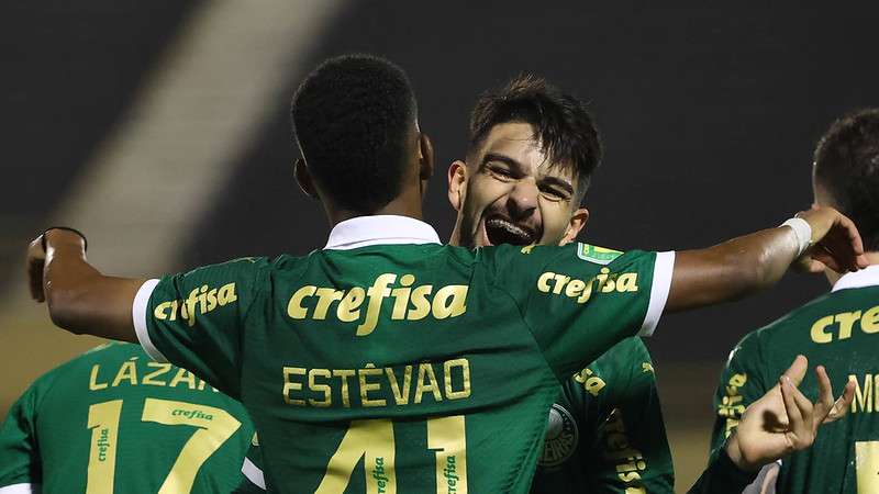 Estêvão comemora com Flaco López gol pelo Palmeiras contra o São Bernardo, durante partida válida pela oitava rodada do Paulistão 2024, no estádio Municipal Primeiro de Maio.