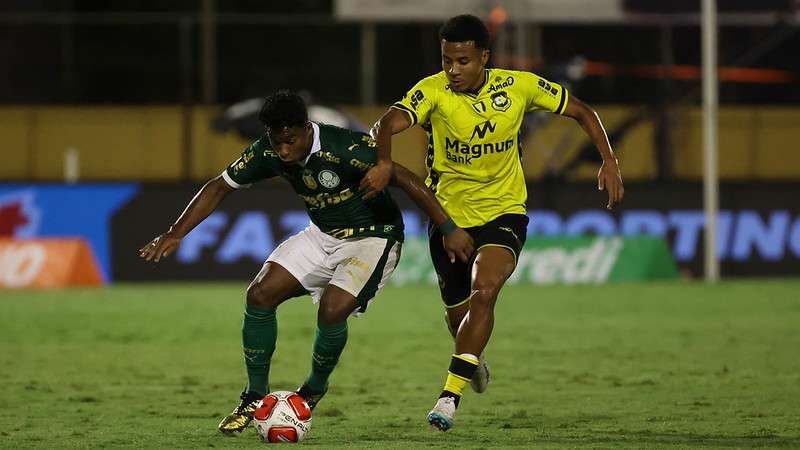 Endrick em disputa pelo Palmeiras contra o São Bernardo, durante partida válida pela oitava rodada do Paulistão 2024, no estádio Municipal Primeiro de Maio.