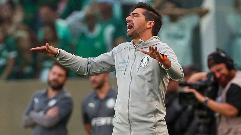 Abel Ferreira em partida do Palmeiras contra o SCCP, válida pela nona rodada do Paulistão 2024 na Arena Barueri, em Barueri-SP.