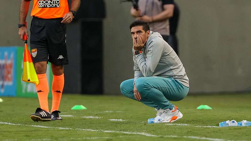 Abel Ferreira em partida do Palmeiras contra o SCCP, válida pela nona rodada do Paulistão 2024 na Arena Barueri, em Barueri-SP.