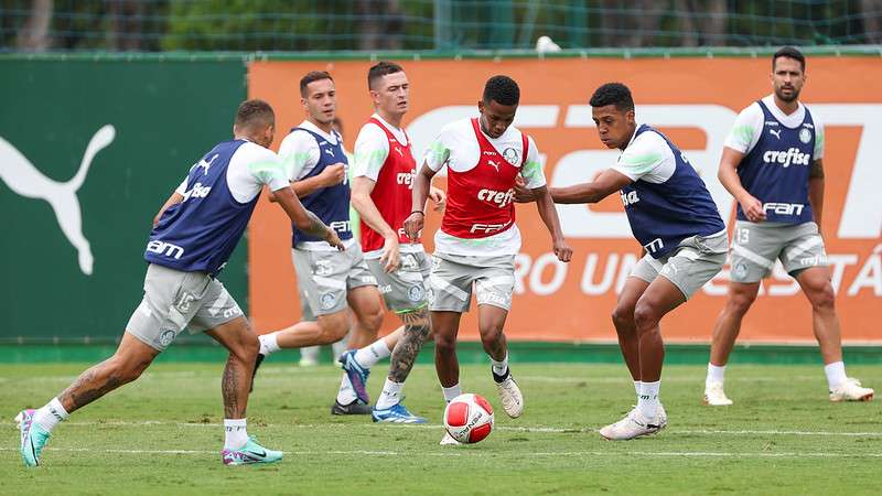 Atletas do Palmeiras durante treinamento na Academia de Futebol, em São Paulo-SP.