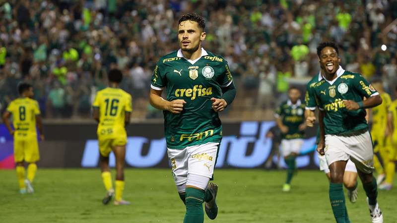 Raphael Veiga e Endrick comemoram gol pelo Palmeiras contra o Mirassol, em partida válida pela décima rodada do Paulistão 2024, na Arena Barueri, em Barueri-SP.