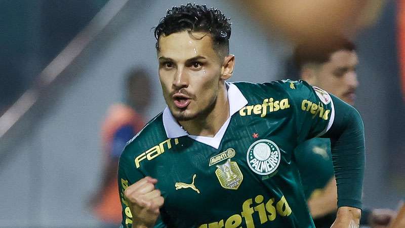 Raphael Veiga comemora seu gol pelo Palmeiras contra o Mirassol, em partida válida pela décima rodada do Paulistão 2024, na Arena Barueri, em Barueri-SP.