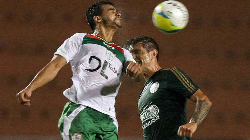 Eguren em disputa pelo Palmeiras contra Henrique Dourado pela Portuguesa durante partida válida pela décima segunda rodada do Paulistão 2014 no Pacaembu, São Paulo/SP, Brasil - 06/03/2014.