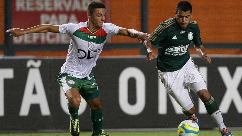 Mendieta em disputa pelo Palmeiras contra a Portuguesa durante partida válida pela décima segunda rodada do Paulistão 2014 no Pacaembu, São Paulo/SP, Brasil - 06/03/2014.