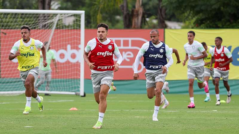 Atletas do Palmeiras durante treinamento na Academia de Futebol, em São Paulo-SP.